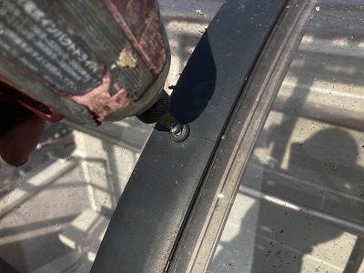 橿原市古い波板をドリルでネジを剥がしている途中