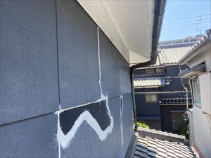 外壁　浮き部分ケレン後コーキング