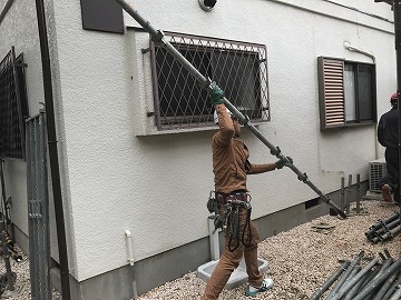 集めた部材を積み込み