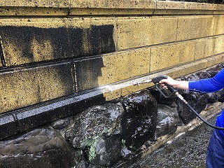 高圧洗浄の様子