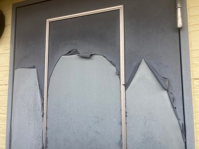 奈良市ハイツ玄関ドアの塗膜がビラビラと浮き上がっている状態を確認する現場調査写真　