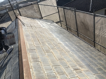 下塗り途中の屋根