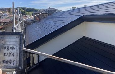 屋根　上塗り１回目塗装完了