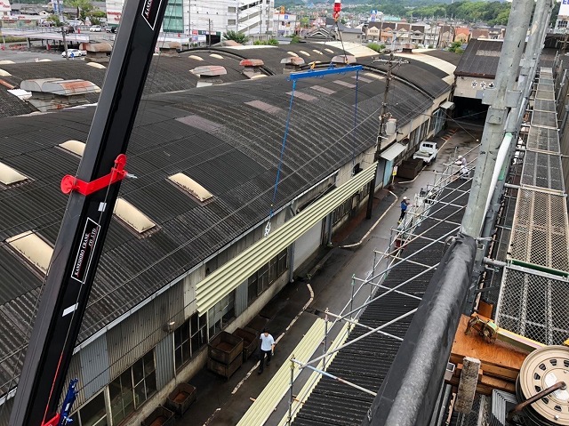 クレーンによる屋根材搬入