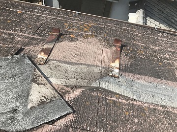 激しく割れた瓦