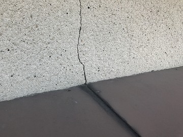 外壁ひび割れ