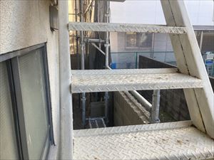 階段　ケレン、ペーパー掛け完了