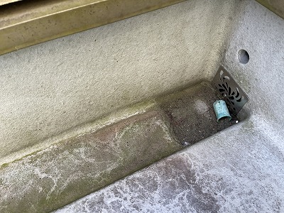 田原本町ベランダの排水溝にコケや泥が溜まっている