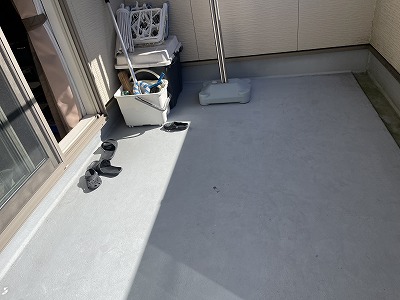 田原本町ベランダの表面に細かなひび割れ