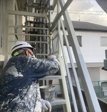 外部階段　上塗り１回目塗装