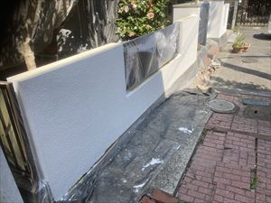 塀　下塗り塗装完了