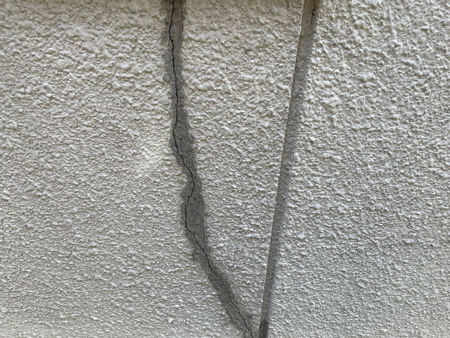 かなり深刻なひび割れ
