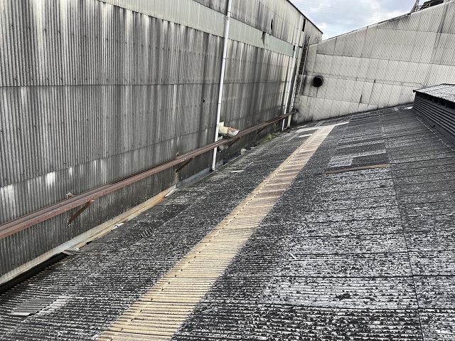 工場倉庫のスレート屋根劣化している