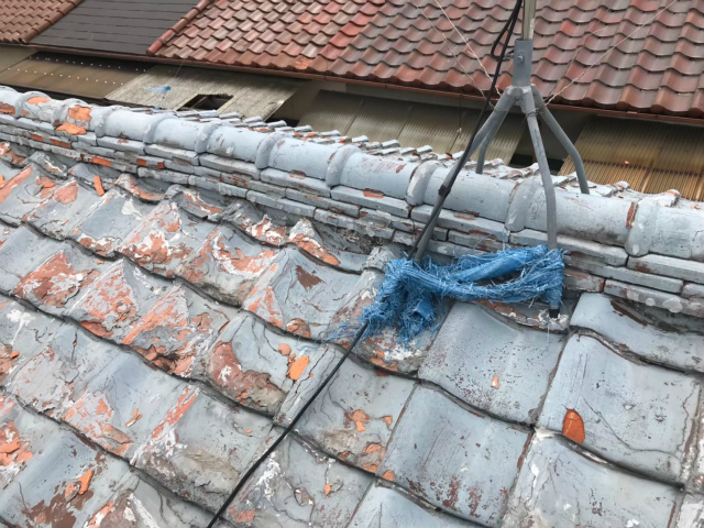 劣化で剥がれた瓦