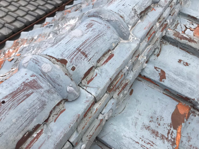 劣化で剥がれた瓦