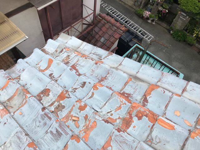 劣化で剥がれた瓦