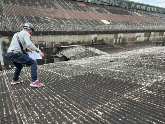 スレート屋根を歩く