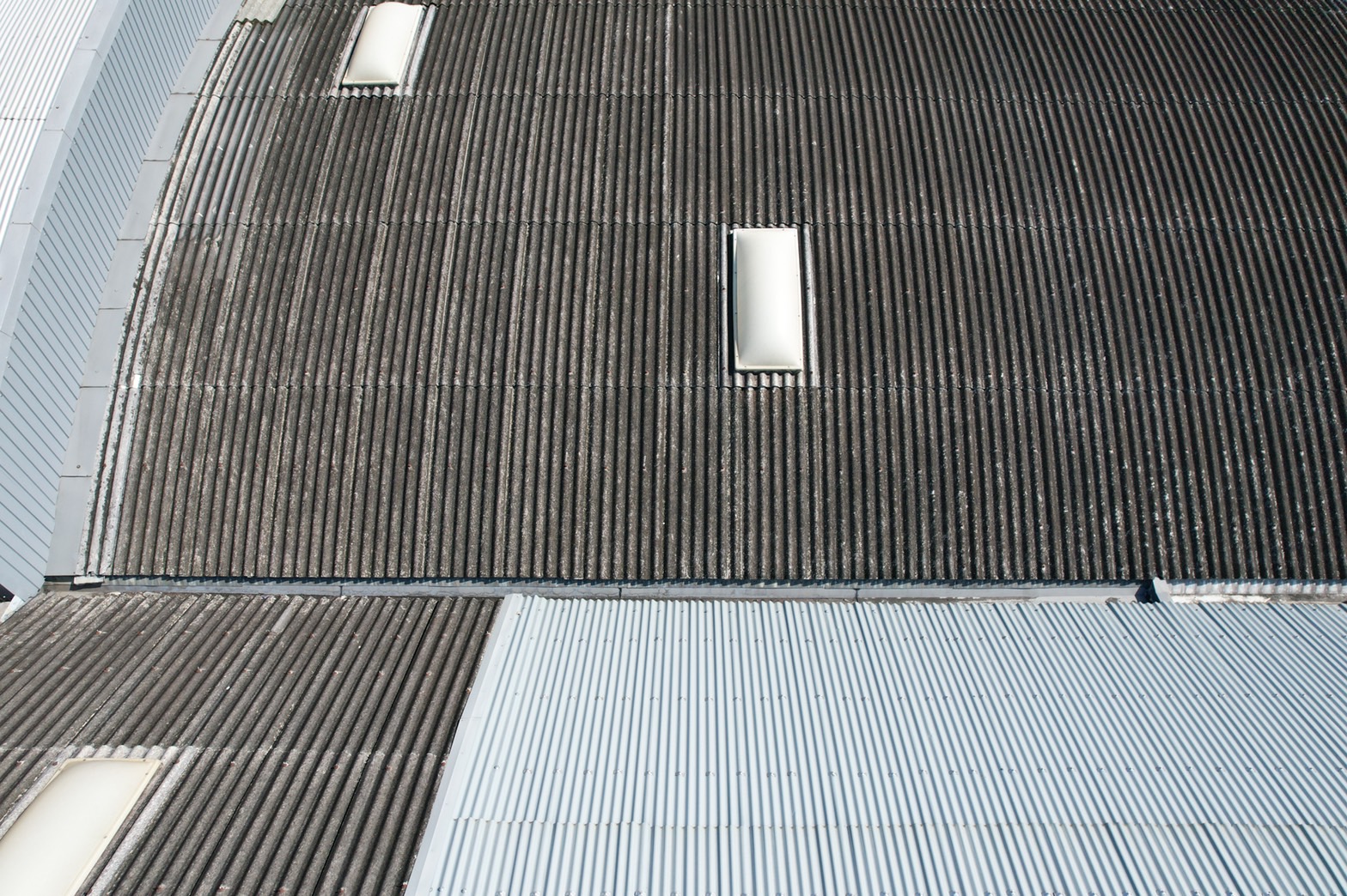 スレート屋根の補修跡