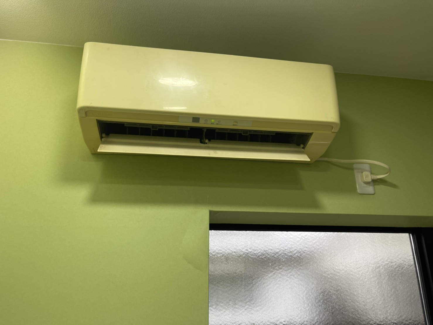 クーラーの水がクロスに溜まっている