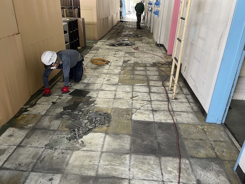 フロアタイルめくり