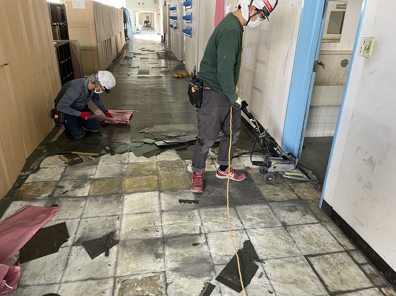 フロアタイルめくり