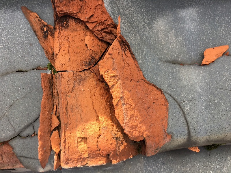 瓦にコーキング