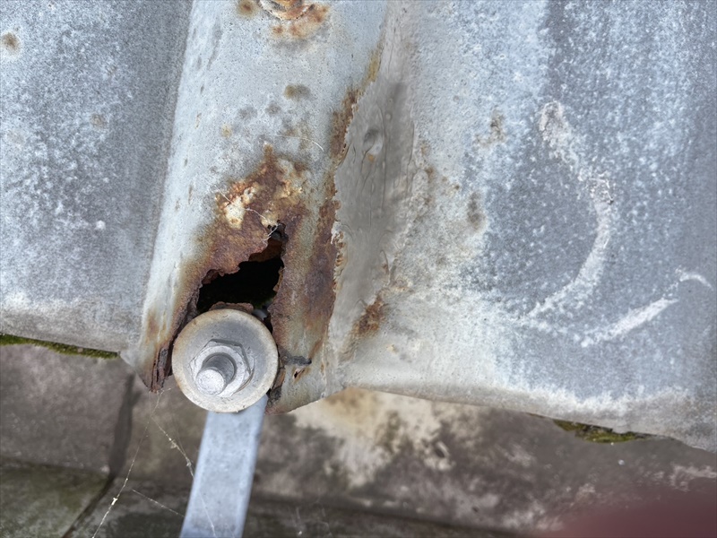 屋根のサビと穴