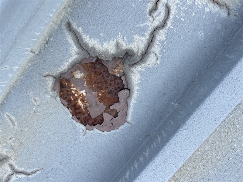 屋根の塗膜の剥がれ