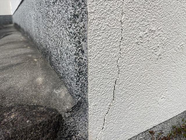 塀のひび割れ