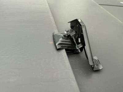 金具は屋根の立ち上がり部分に挟み込み