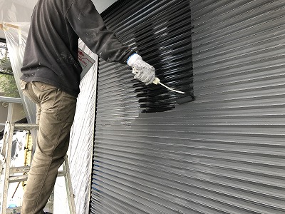 シャッター上塗り1回目塗装