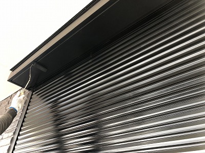 シャッター、BOX上塗り2回目塗装