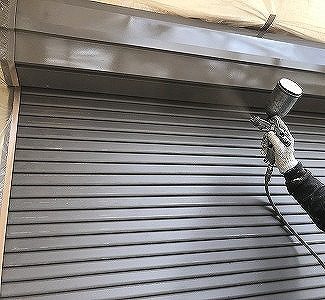 シャッターBOX　上塗り１回目塗装完了