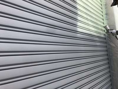 シャッター上塗り1回目塗装