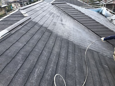 屋根の塗装1回目！