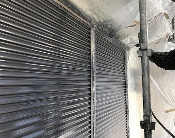 雨戸　上塗り２回目塗装