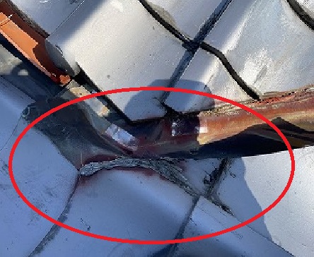 瓦にコーキング