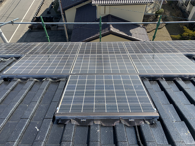 鳩避け　ソーラー　屋根