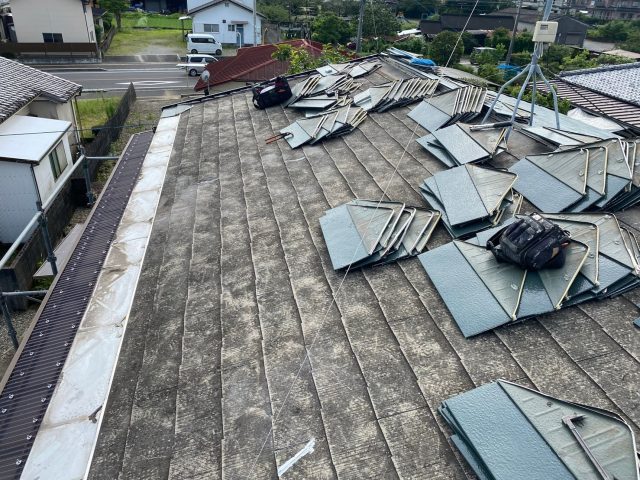 屋根材剥がす様子