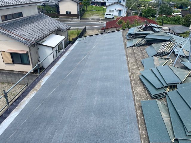 防水シート施工中