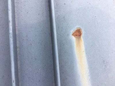 錆が進んで穴が空きかけているトタン