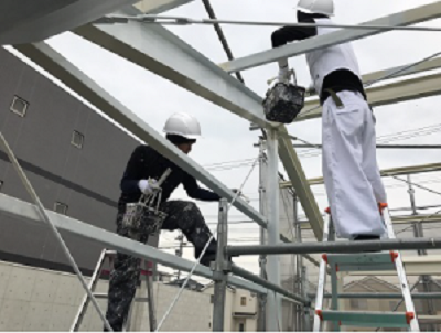 鉄骨塗装中の作業員