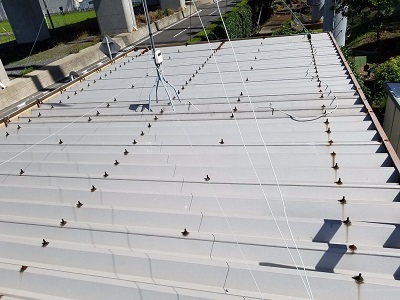 錆びて劣化してしまった折板屋根