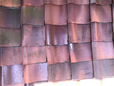 瓦ずれして波打っている瓦屋根