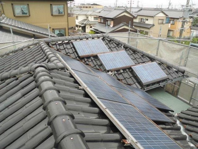 施行前の雨漏れしている洋瓦屋根