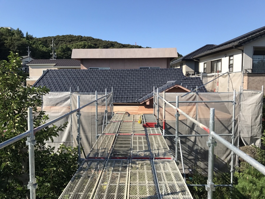 春日井市にて葺き替え工事施工中のお宅へ台風養生をする前の様子