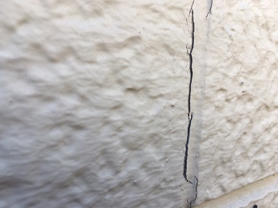 外壁のクラックの様子