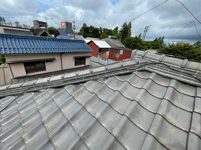 漆喰が黒ずんだ和瓦屋根の様子