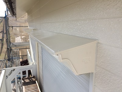 屋根のつなぎ目のシーリング工事の様子