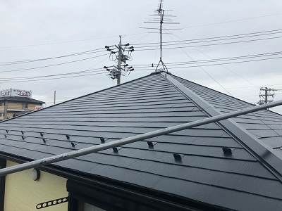 コロニアル瓦の屋根塗装完工の様子